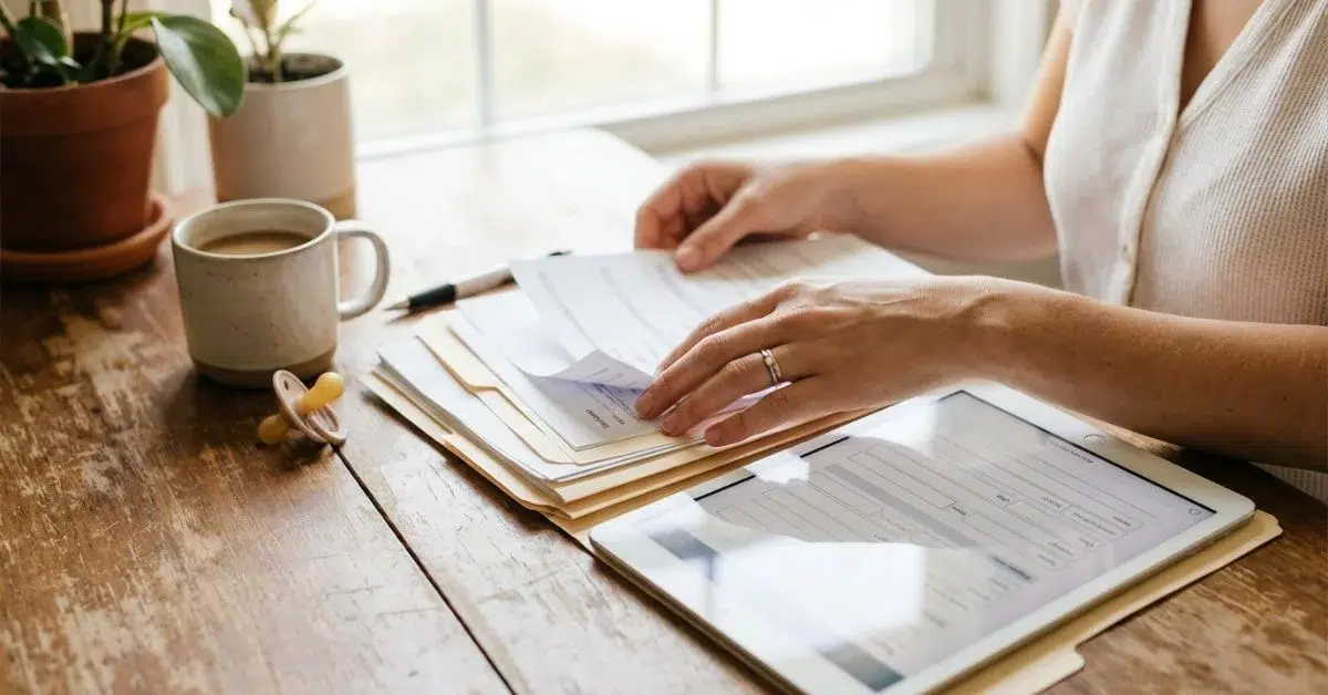 Documentación y teléfono móvil preparados para tramitar las ayudas económicas por hijo