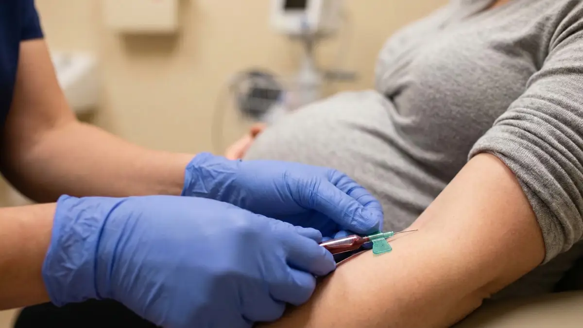 enfermera extrayendo sangre a embarazada para NIPT test prenatal no invasivo detección trisomías