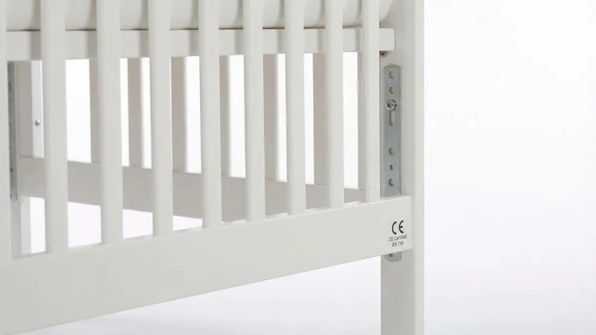 detalle cuna bebé certificación CE normas europeas seguridad slats barrotes medidas reglamentarias