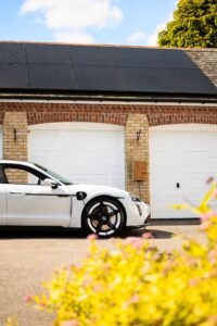 Coche eléctrico cargando, relacionado con las ayudas del Programa Auto+ 2026