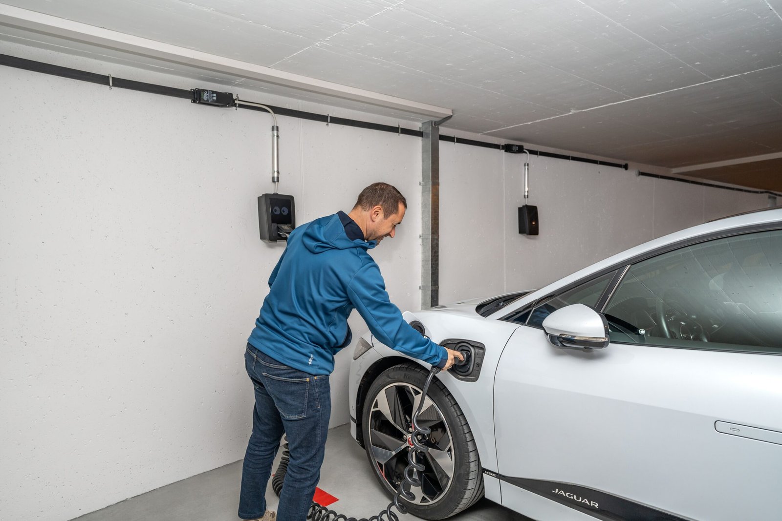 Conductor conectando un coche eléctrico a un punto de recarga en 2026