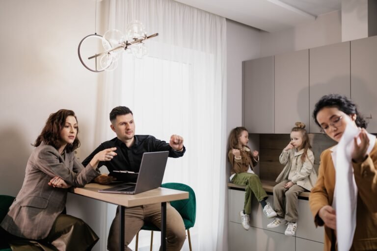 Familia revisando documentación de vivienda