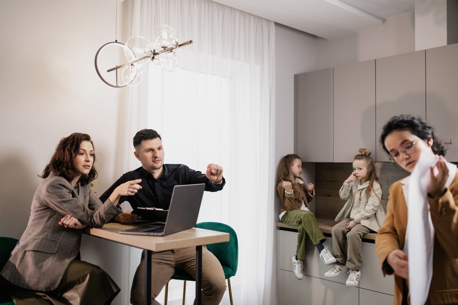 Familia revisando documentación del Plan Estatal de Vivienda 2026-2030