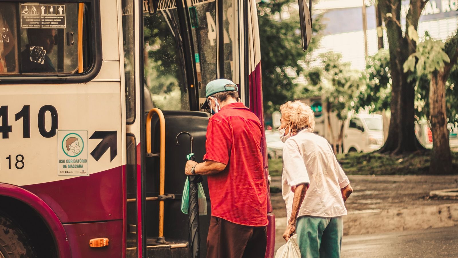 Personas mayores accediendo a un autobús urbano, imagen sobre accesibilidad y movilidad en servicios públicos