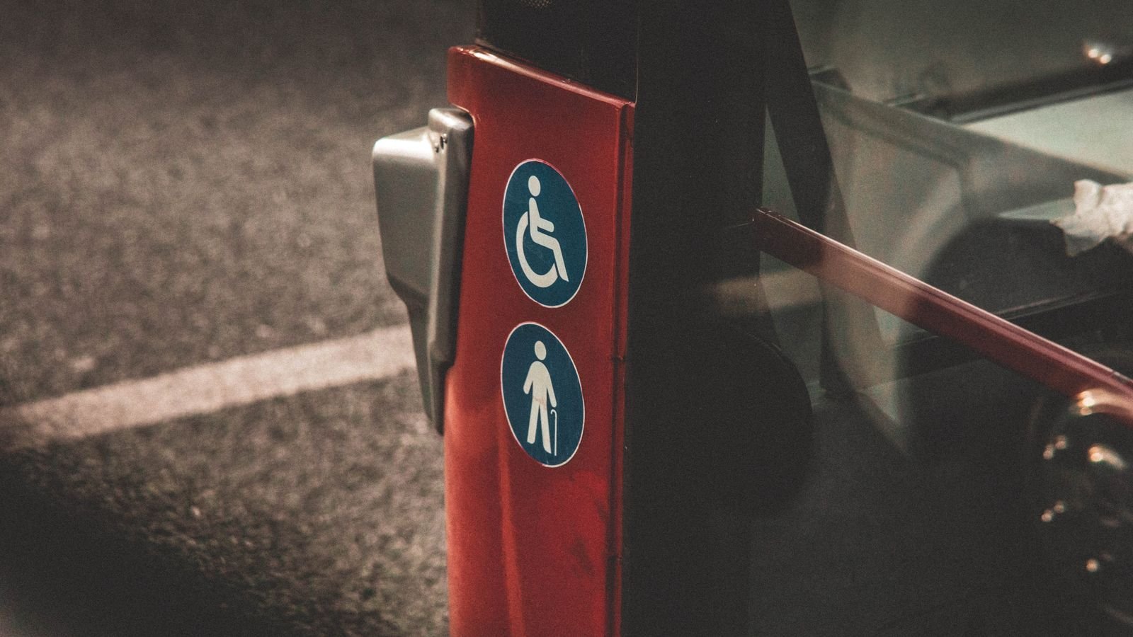 Símbolos de accesibilidad en un autobús urbano, imagen sobre accesibilidad cognitiva en transporte público