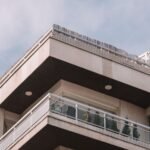 Edificio residencial con balcones en Madrid, España