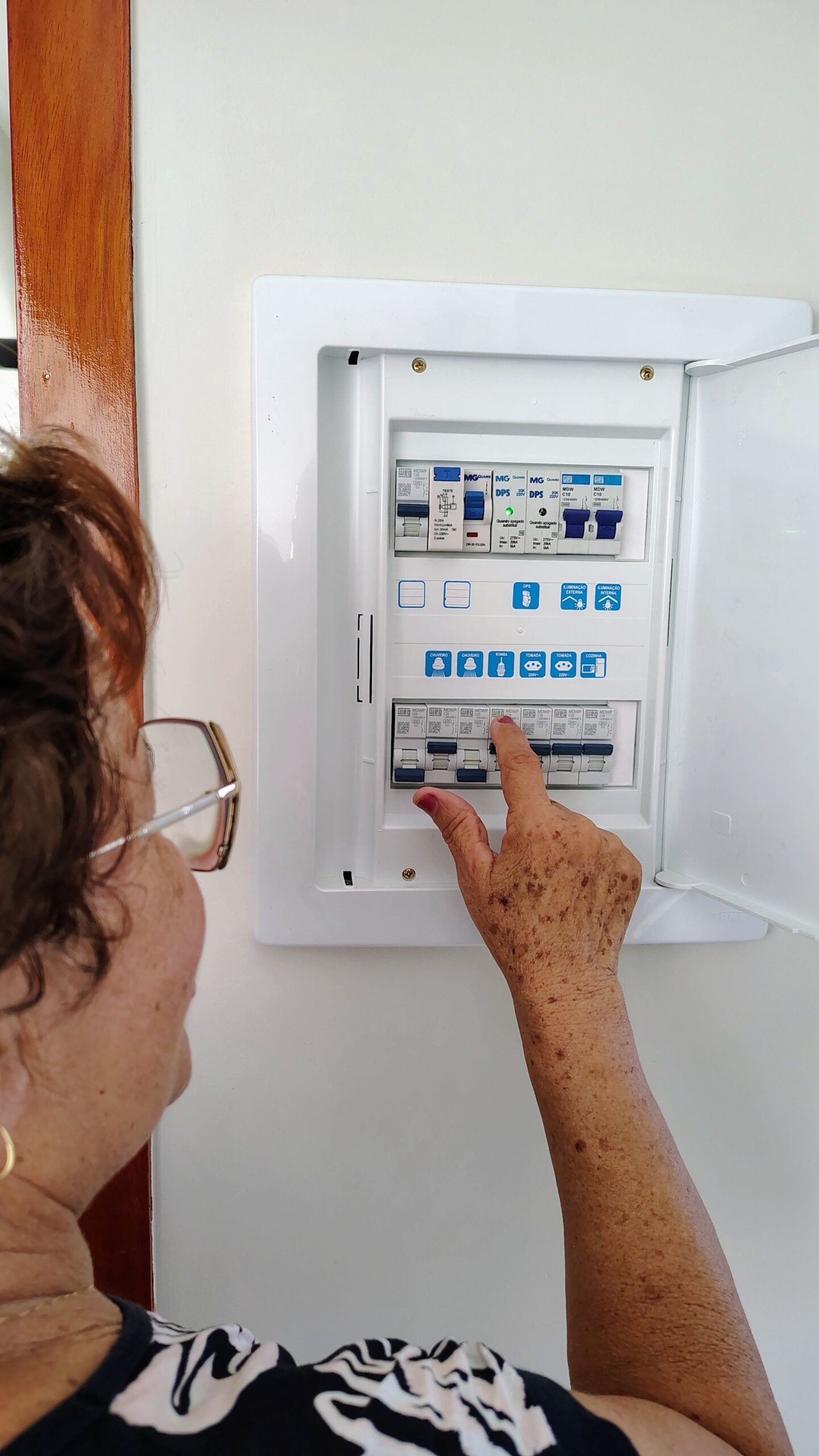 Persona revisando el cuadro eléctrico de una vivienda