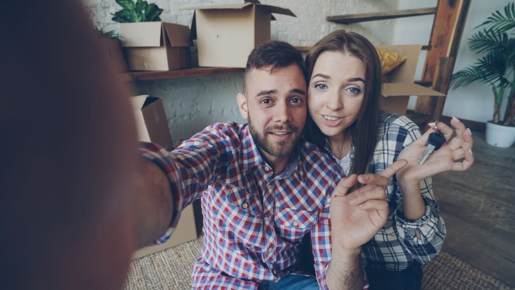 Pareja joven con las llaves de una vivienda de alquiler