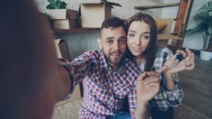 Pareja joven con las llaves de una vivienda de alquiler