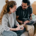 Pareja en una vivienda nueva junto a cajas de mudanza