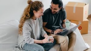 Pareja en una vivienda nueva junto a cajas de mudanza