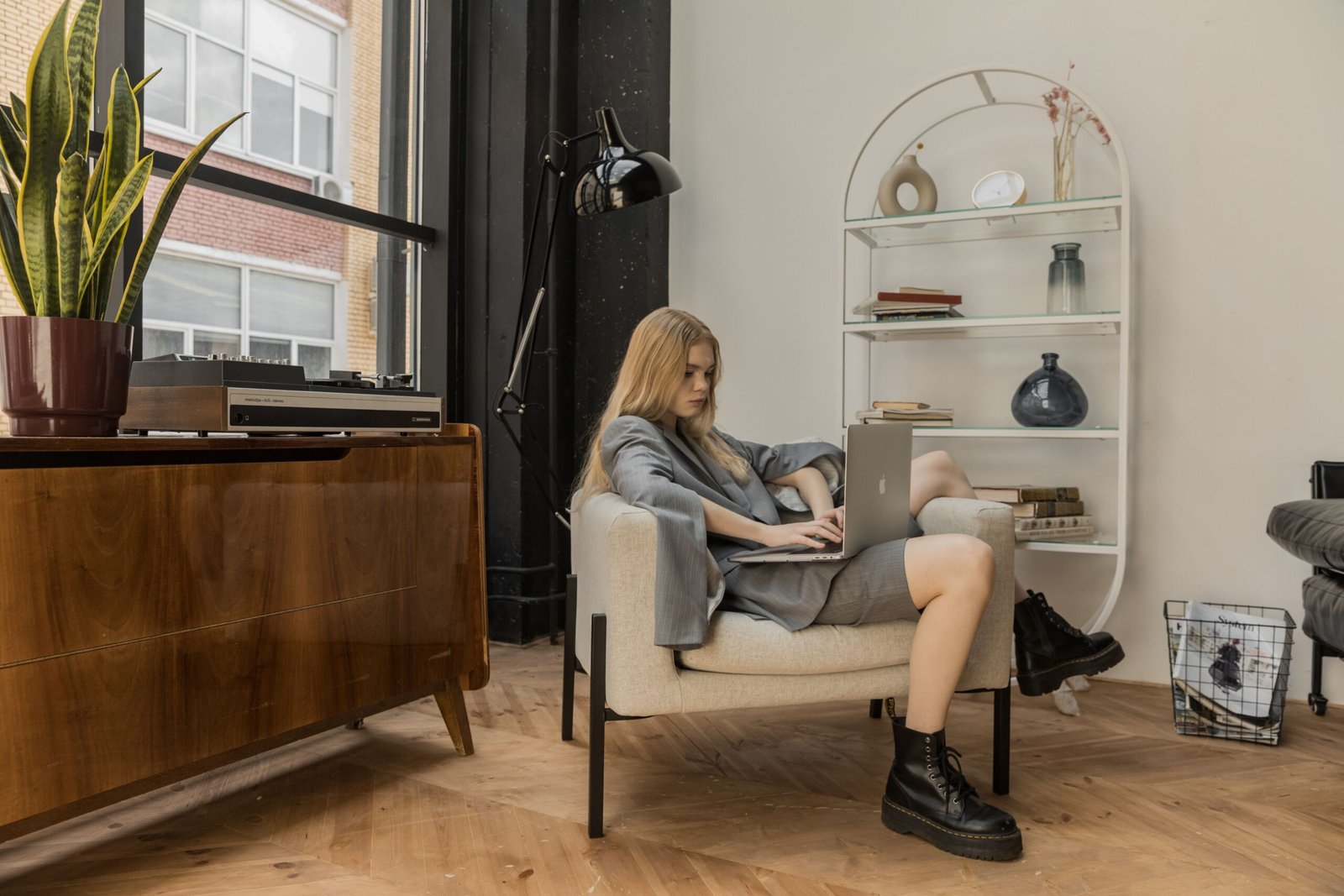 Joven consultando online una ayuda al alquiler desde su vivienda