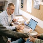 Jóvenes preparando becas y ayudas para estudios en 2026