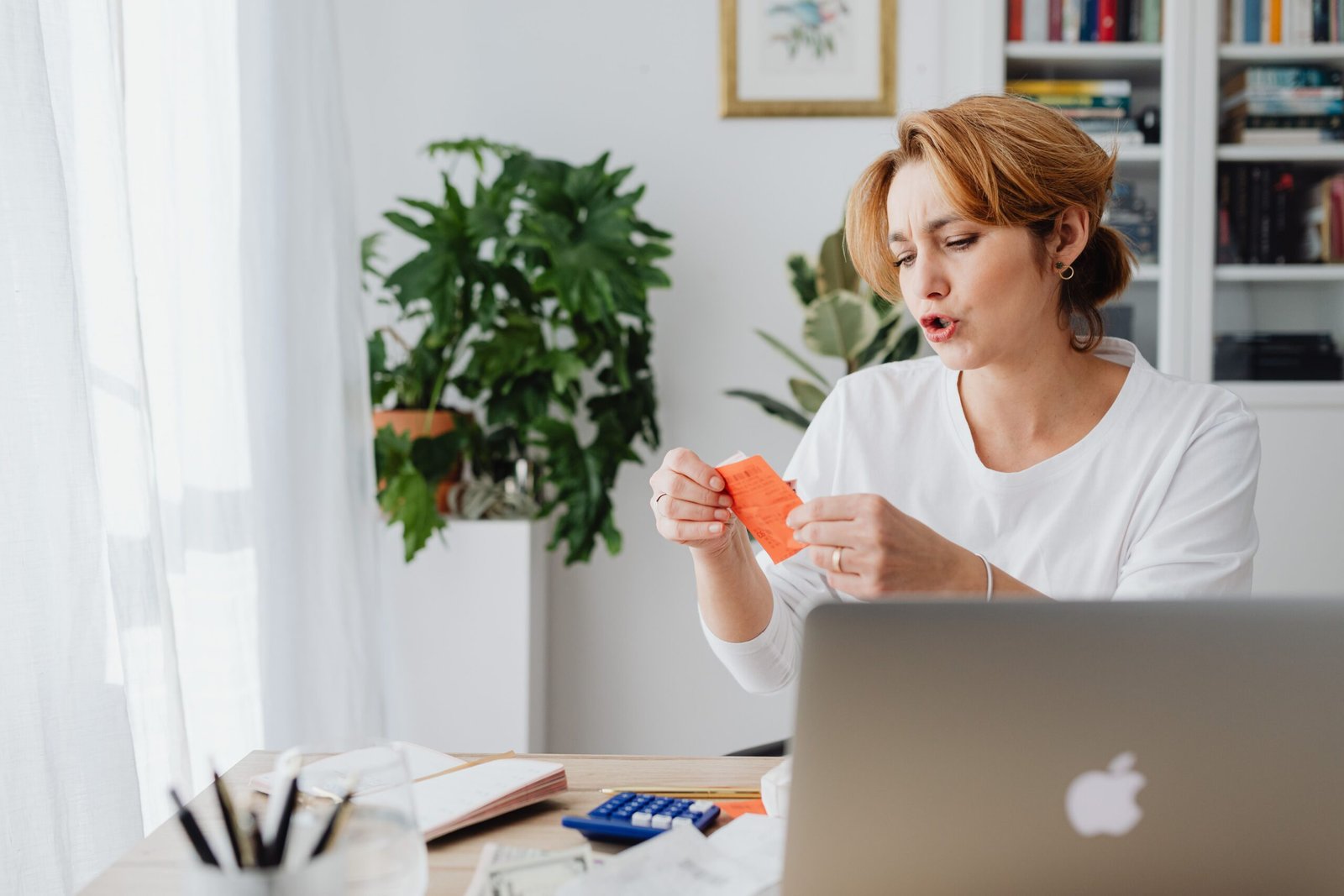 Mujer revisando facturas y documentación para solicitar el bono social eléctrico