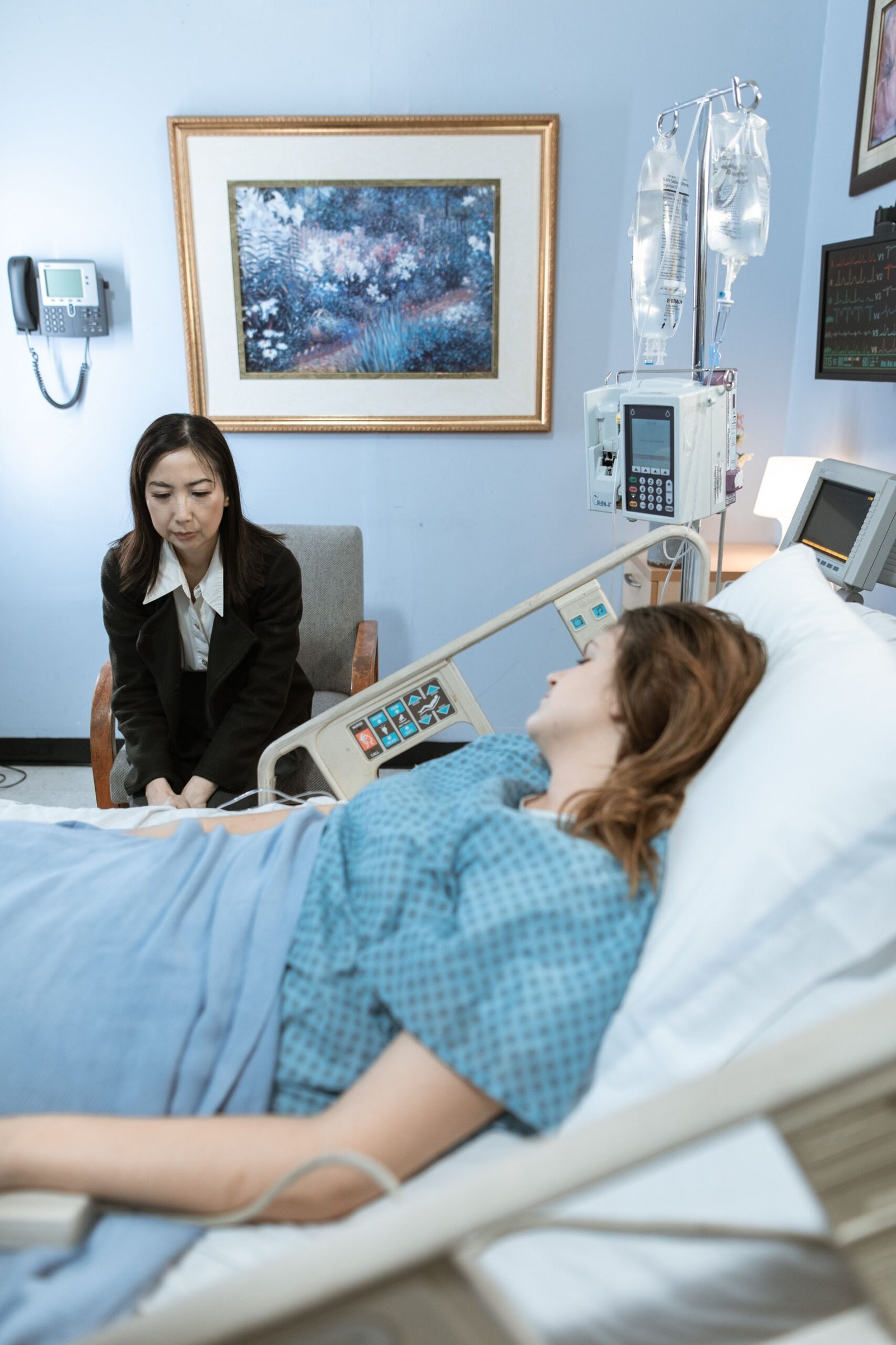 Trabajadora acompañando a un familiar hospitalizado