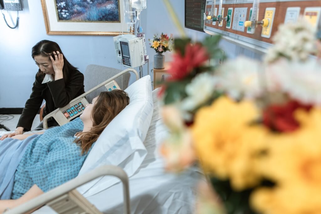 Persona acompañando a un familiar hospitalizado durante un permiso laboral