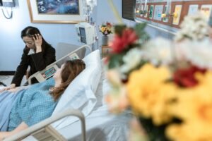 Persona acompañando a un familiar hospitalizado durante un permiso laboral