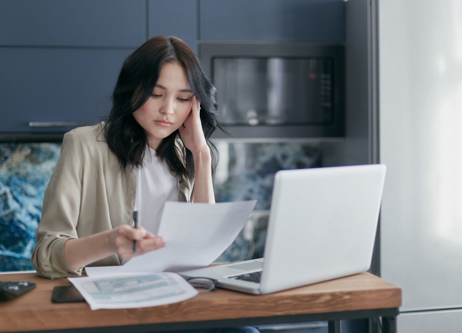 Mujer preparando la documentación para solicitar el Ingreso Mínimo Vital 2026
