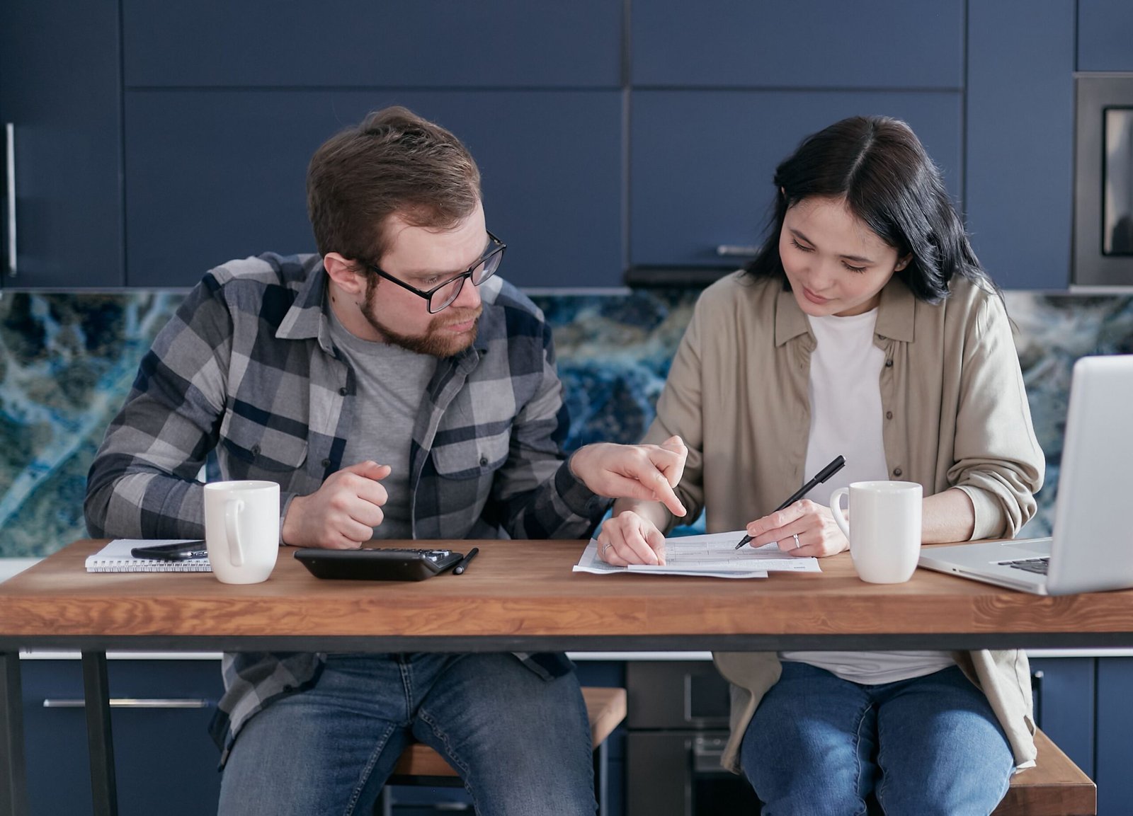 Pareja revisando documentación para el pago del bono social térmico
