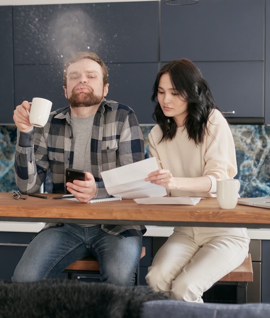 Pareja revisando facturas y gastos del hogar