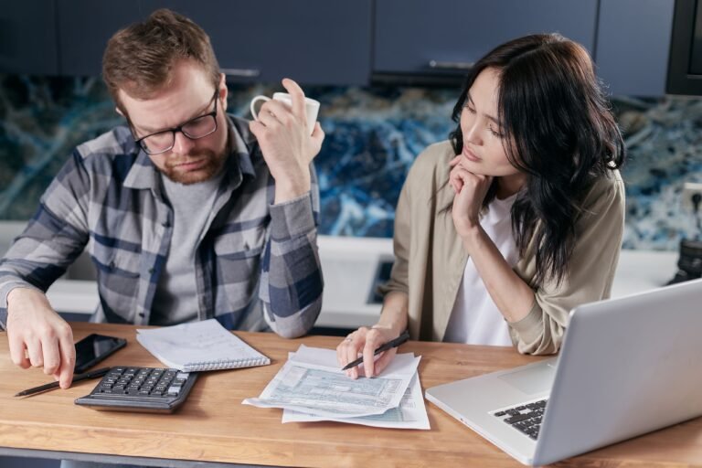 Pareja revisando documentos para solicitar el Ingreso Mínimo Vital 2026