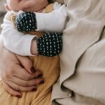 Ayuda de 650 euros por nacimiento en Cataluña 2026: madre con bebé consultando el trámite
