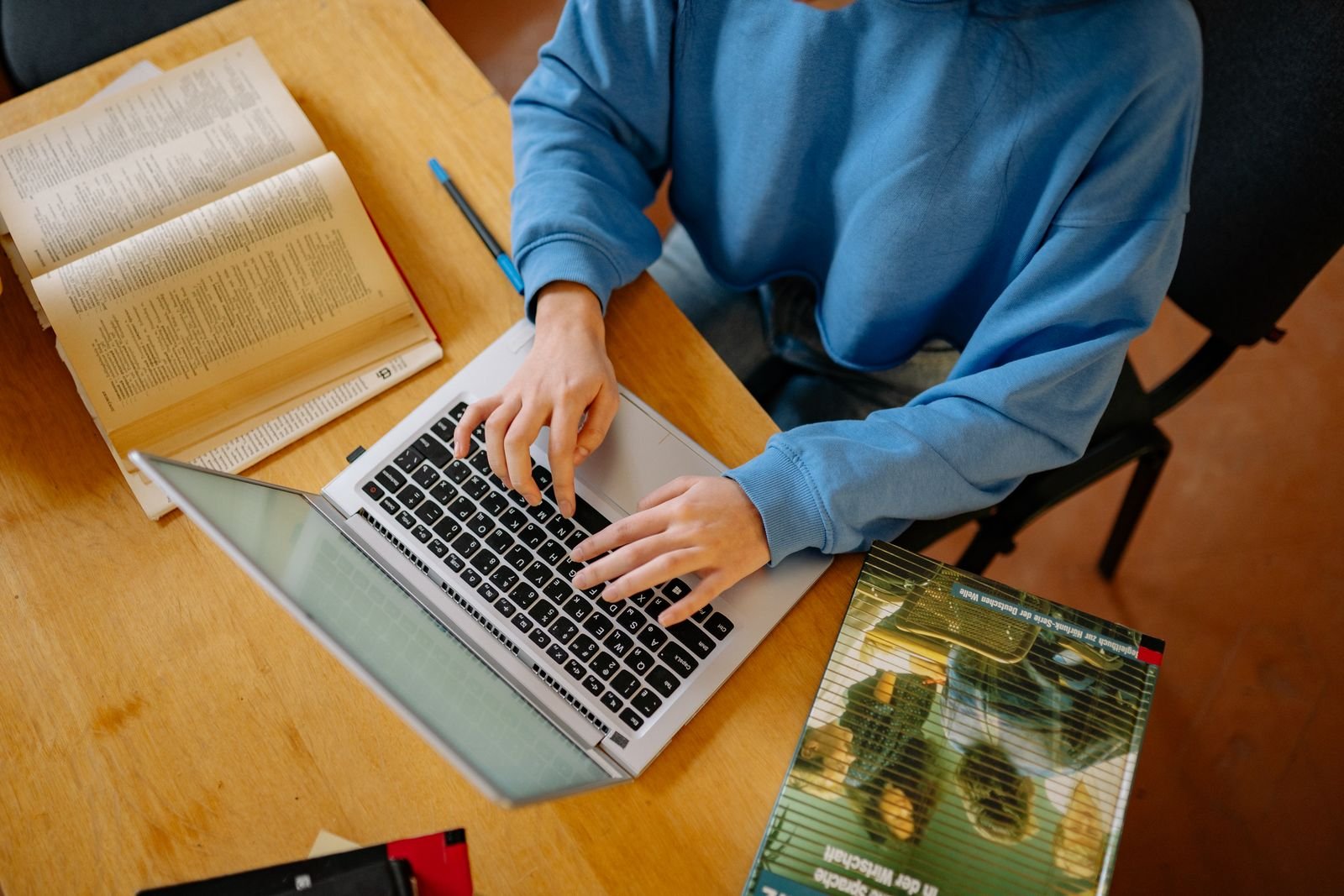 Estudiante consultando online el estado de una beca en el portátil