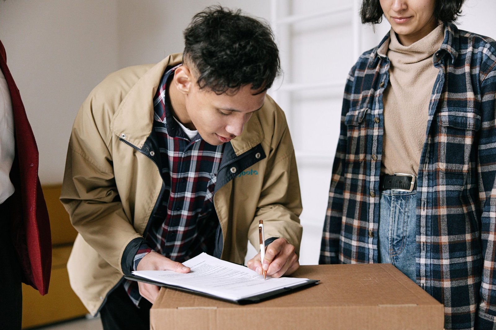 Jóvenes firmando documentación de una vivienda de alquiler