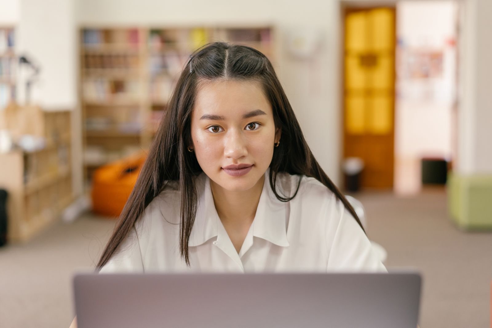 Estudiante consultando la Beca MEC 2026-2027 en un portátil
