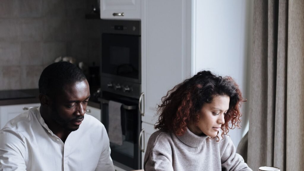 Pareja revisando documentación para solicitar una vivienda de alquiler asequible de Casa 47