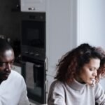 Pareja revisando documentación para solicitar una vivienda de alquiler asequible de Casa 47