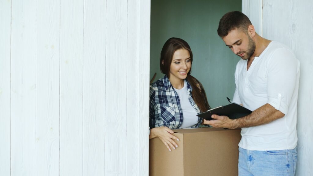 Pareja revisando un contrato de alquiler en su nueva vivienda