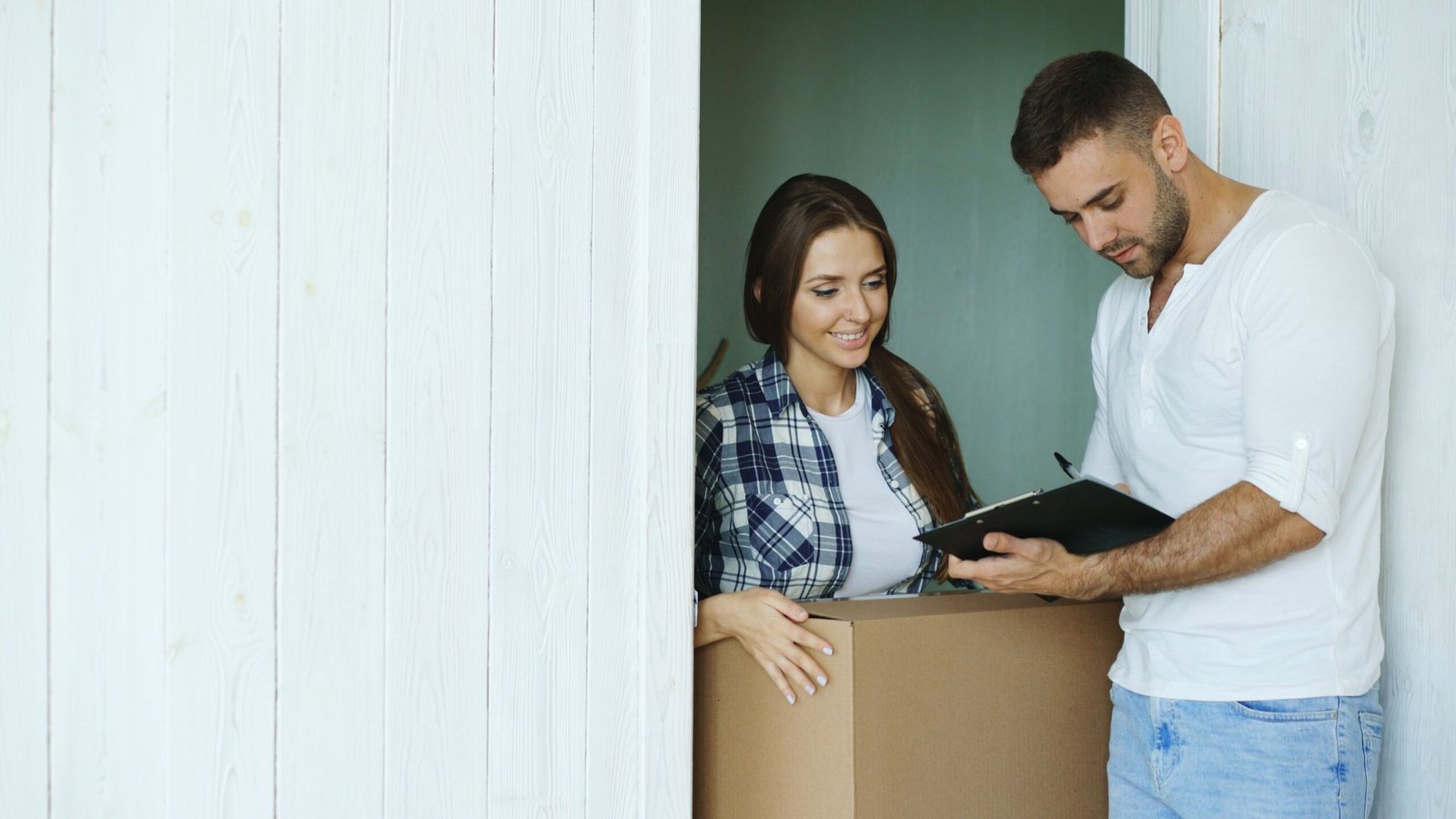 Pareja revisando un contrato de alquiler en su nueva vivienda