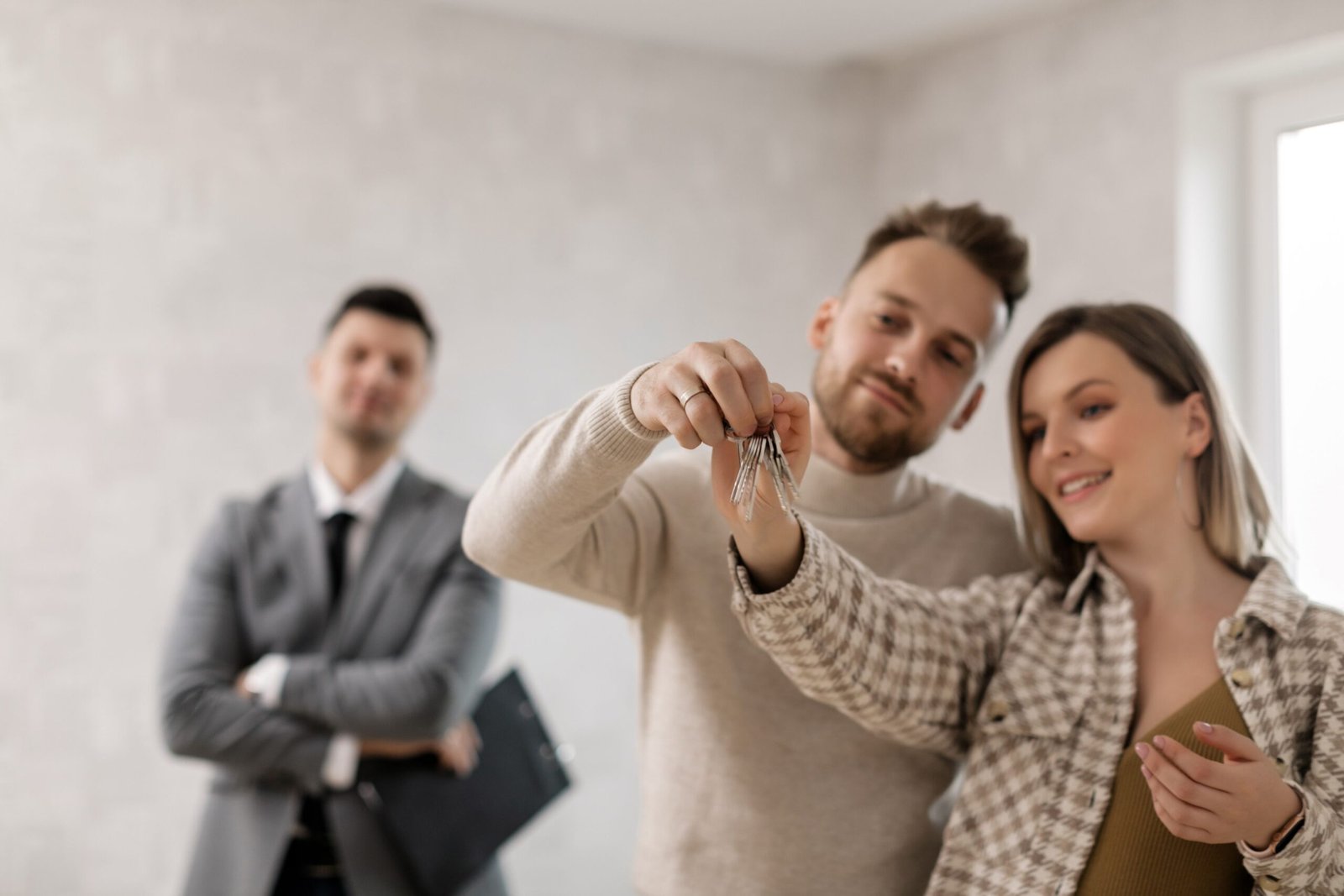 Pareja recibiendo las llaves de una vivienda nueva