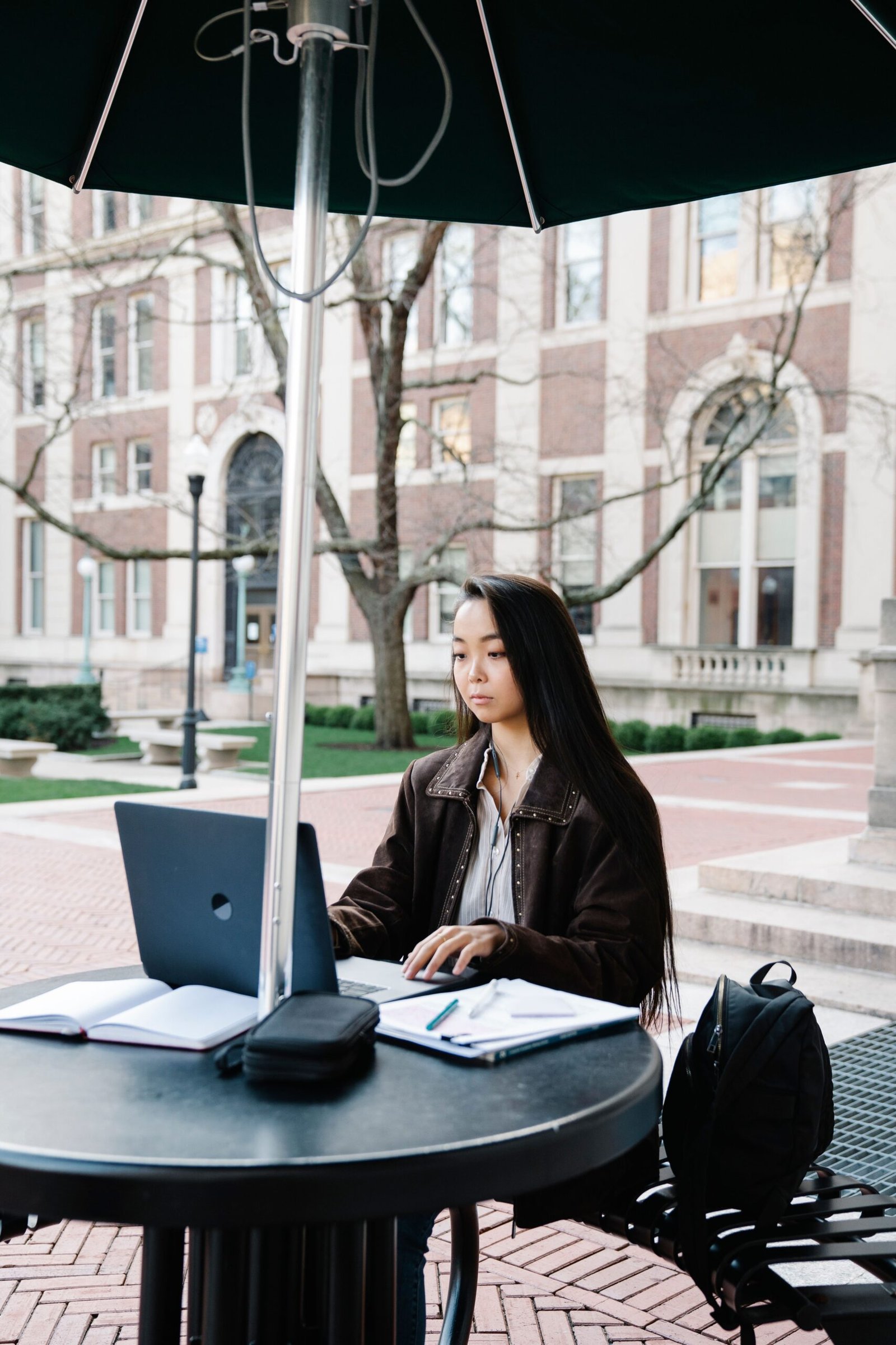 Estudiante consultando una beca universitaria desde un portátil