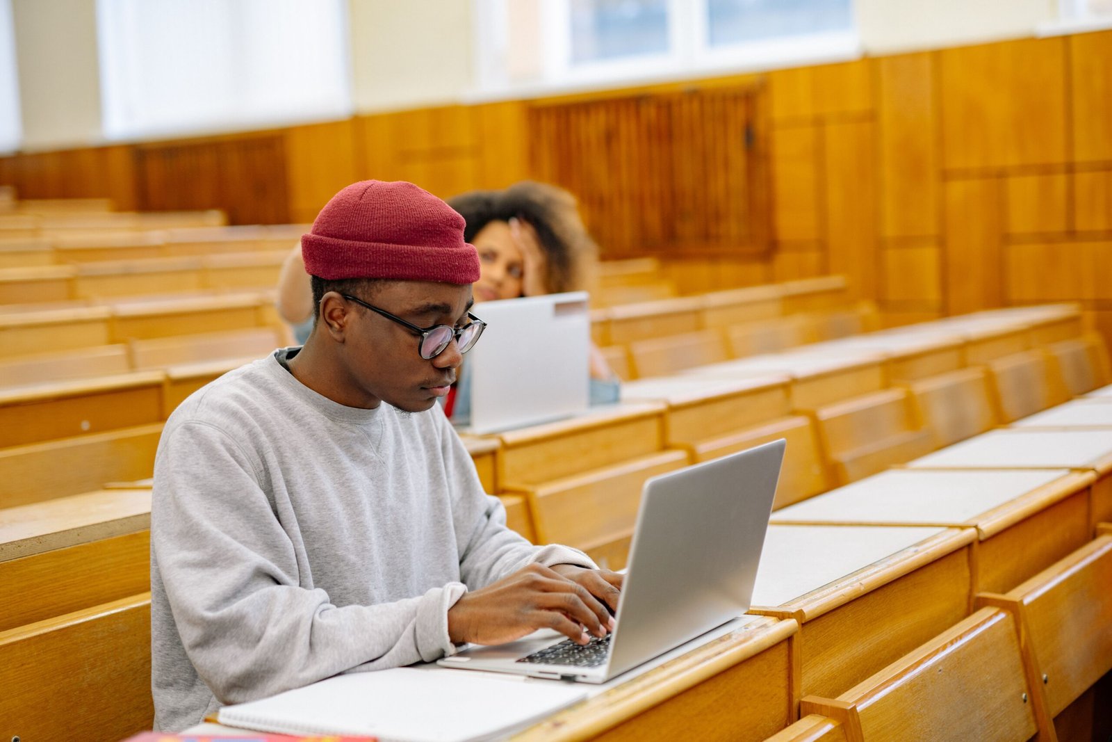 Estudiantes universitarios usando portátiles en un aula